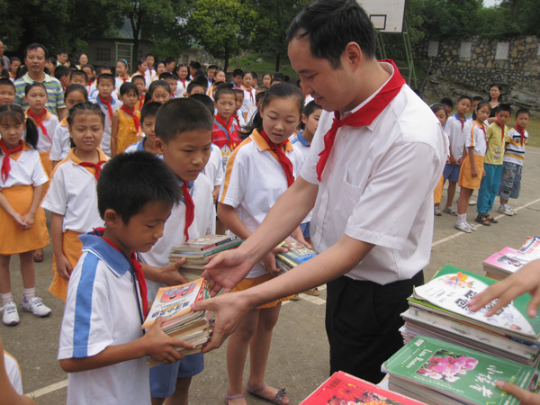 廣聯(lián)通訊城為南津關小學建“紅領巾書屋