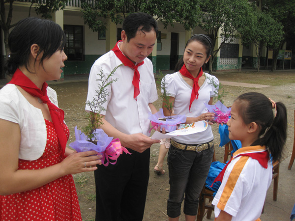 廣聯(lián)通訊城為南津關(guān)小學(xué)建“紅領(lǐng)巾書(shū)屋