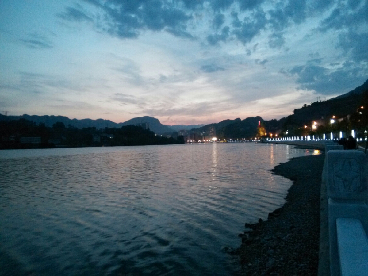 清江.夜