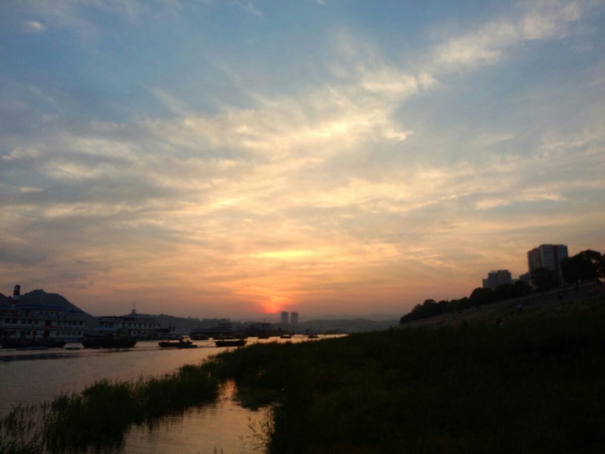 夕陽(yáng)無(wú)限好，大愛(ài)新宜昌