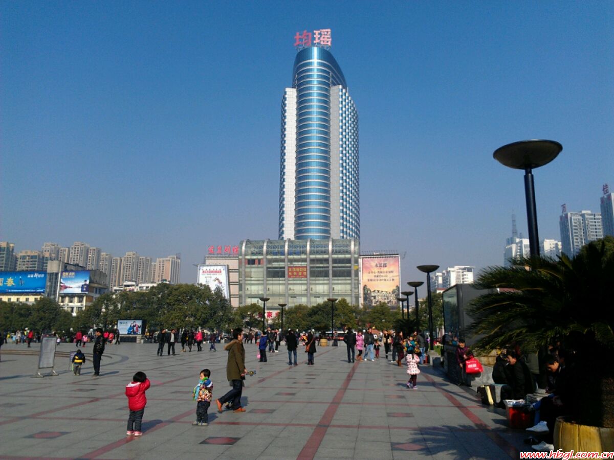 夷陵廣場游客如織，不遠(yuǎn)處均耀廣場拔地而起，好一幅現(xiàn)代都市美景!
