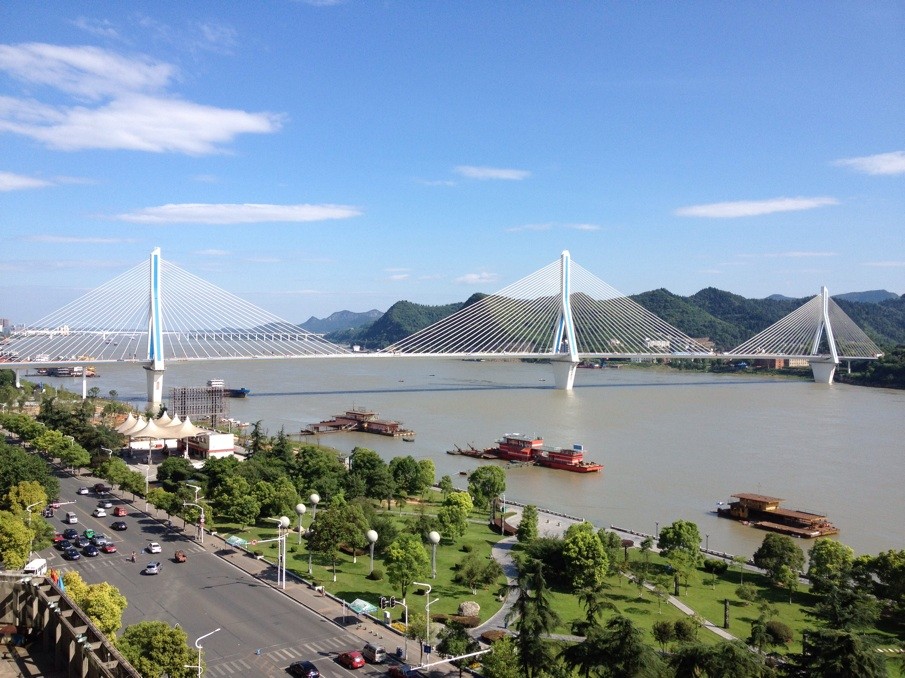 藍(lán)藍(lán)的天上白云飄