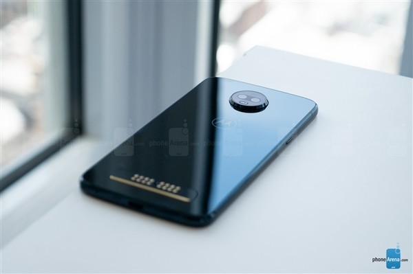 moto Z3 play發(fā)布 側(cè)面指紋贈(zèng)送電池模塊