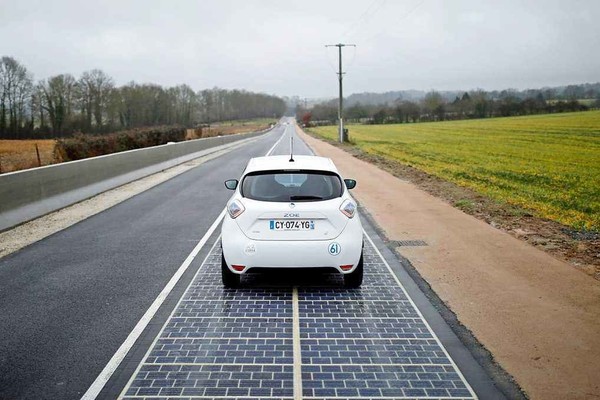 多國為解決里程焦慮實驗“充電馬路” 能邊開車邊充電  CNMO