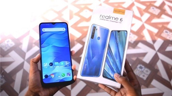 疑似realme 6真機圖曝光 百元挖孔屏手機可以期待一下